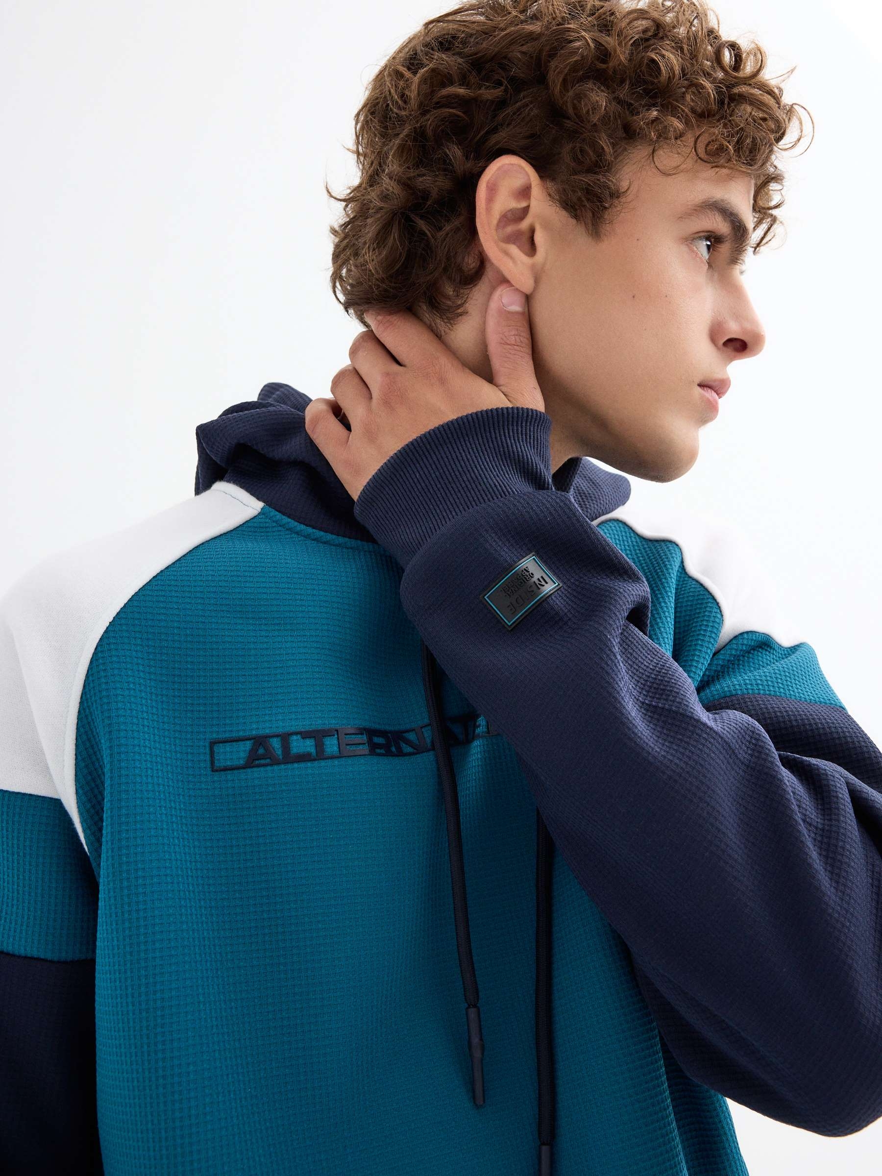 Sudadera texto color block azul vista media frontal