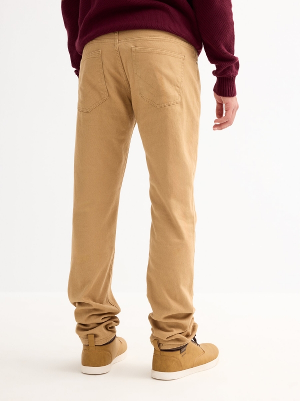 Calça regular de cinco bolsos camel vista meia traseira