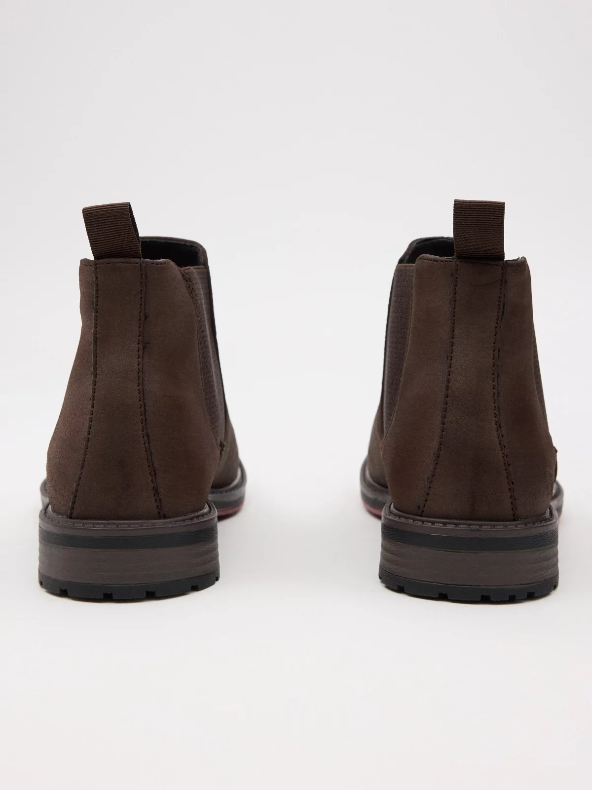 Botins clássicos com elásticos marrom escuro vista detalhe