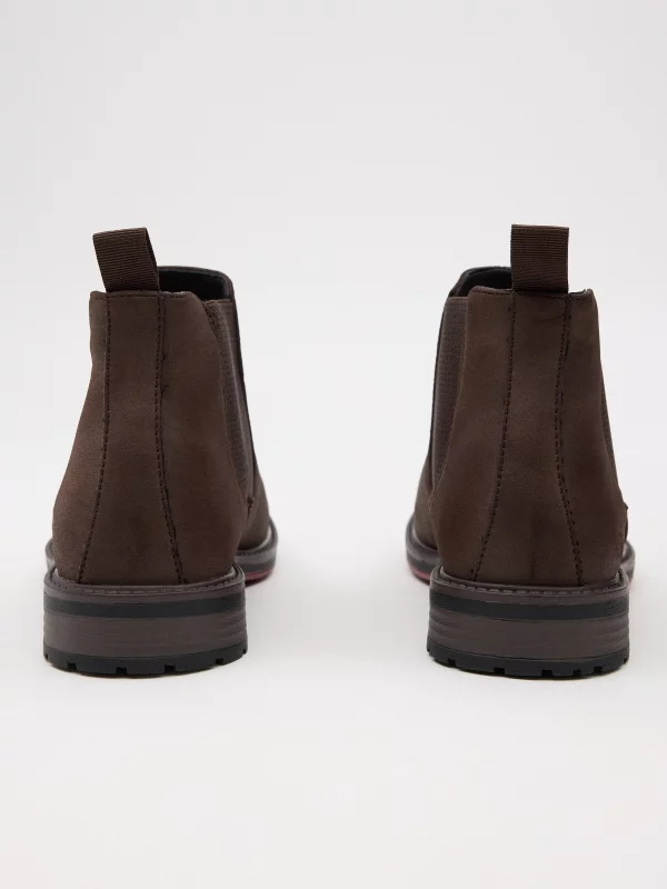 Botins clássicos com elásticos marrom escuro vista detalhe