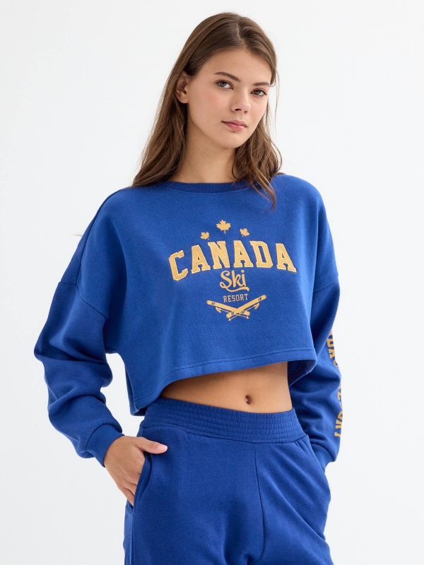 Sweatshirt cropped estampa Canadá índigo vista meia frontal