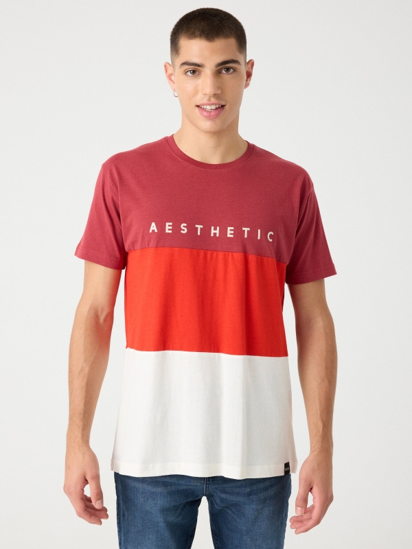 Camiseta color block print texto granate vista media frontal