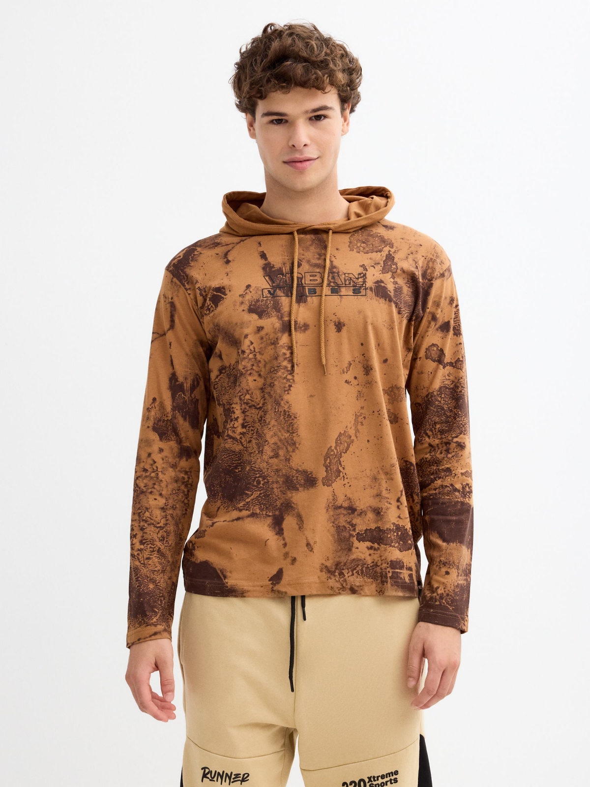 T-shirt estampada com capuz ajustável marrom vista meia frontal