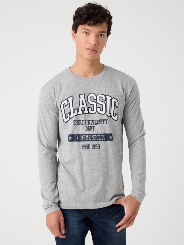 T-shirt com estampa universitária cinza vista meia frontal
