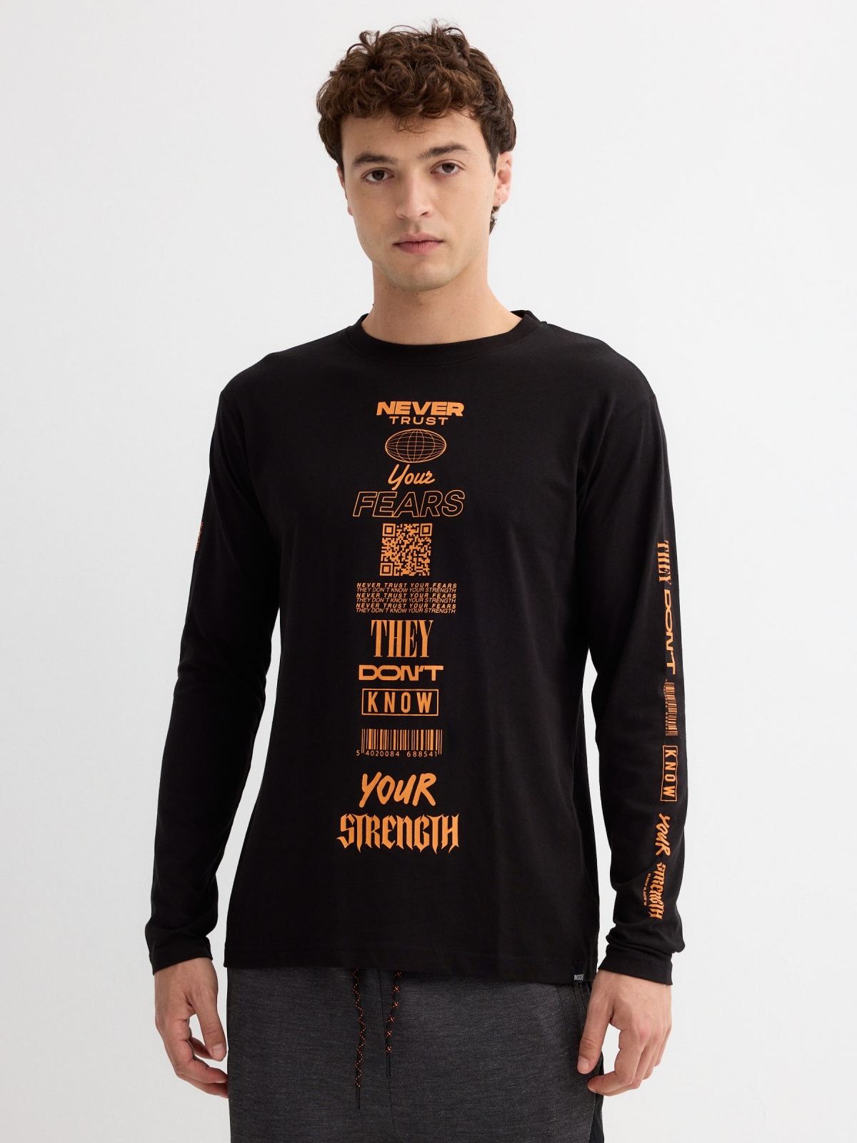 T-shirt de impressão de texto preto vista meia frontal