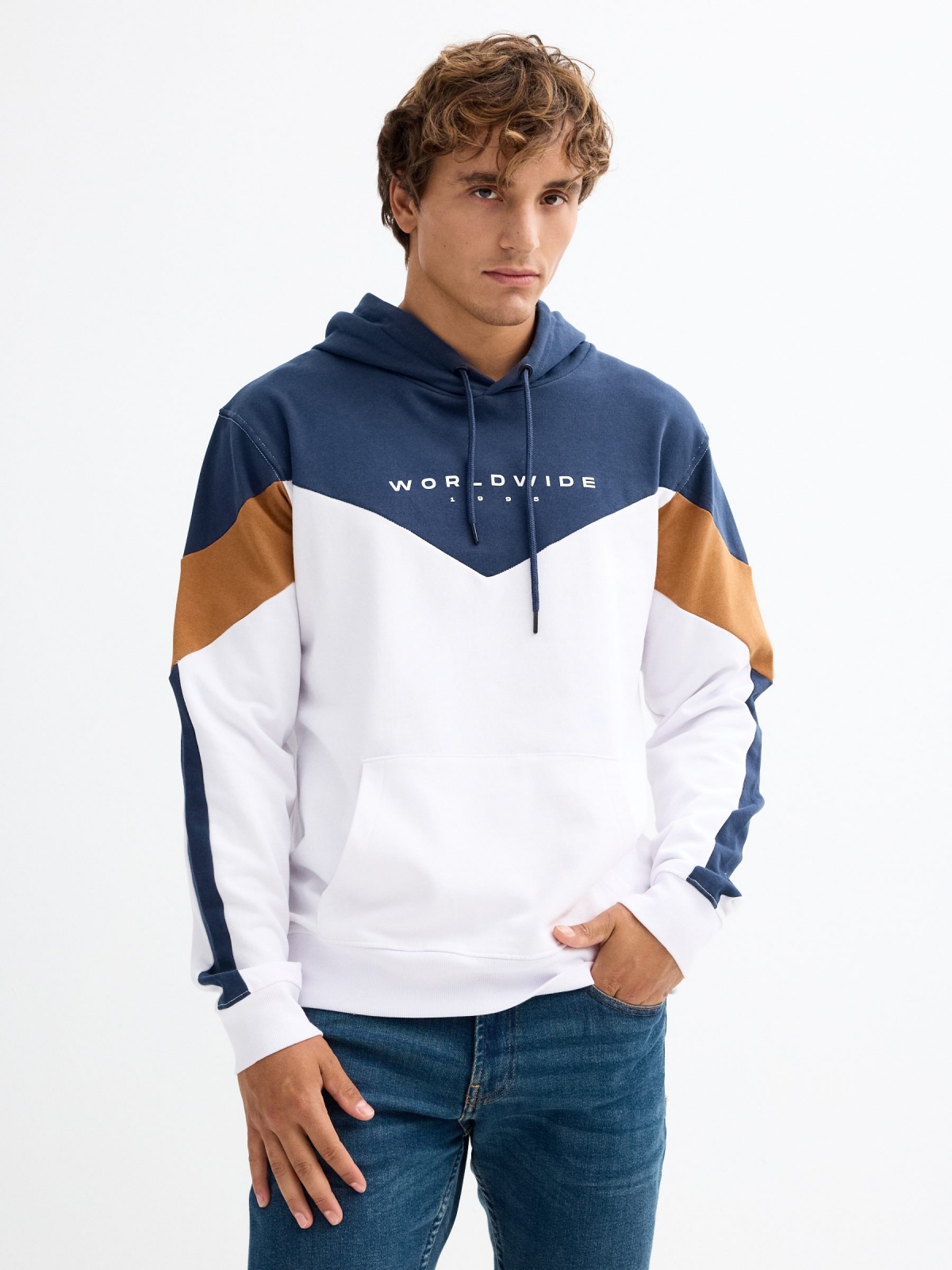 Sweatshirt com capuz desportivo branco vista meia frontal