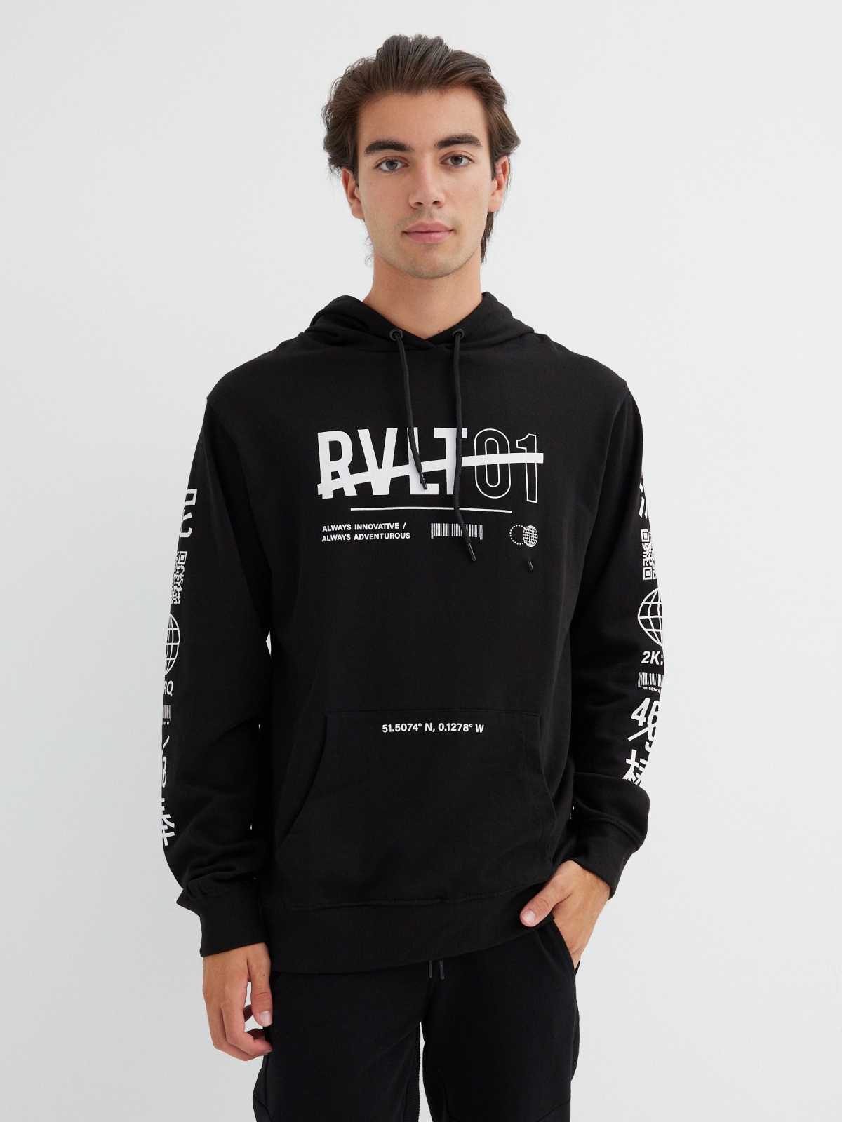 Hoodie preta estampado preto vista meia frontal