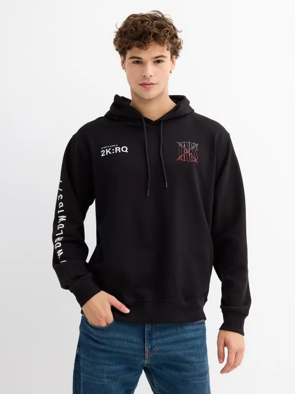 Sweatshirt com capuz estampado preto vista meia frontal