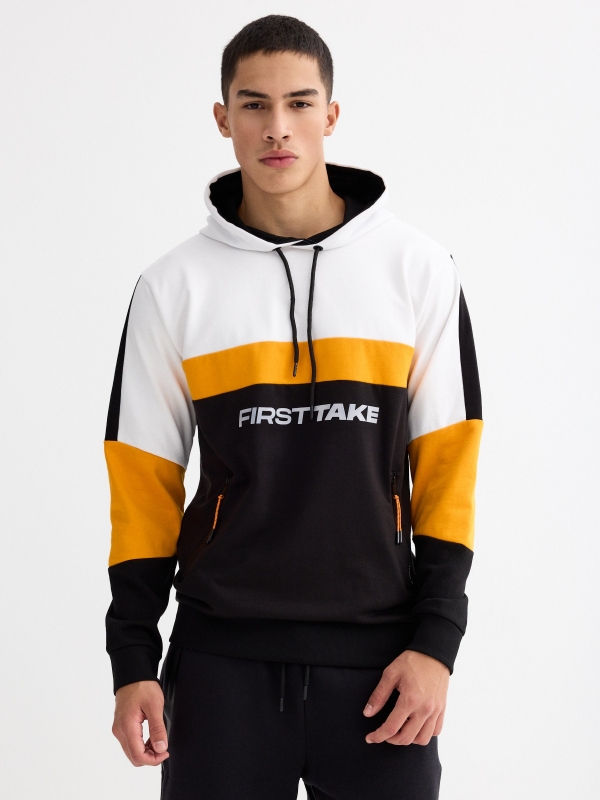 Sweatshirt com capuz desportivo preto vista meia frontal