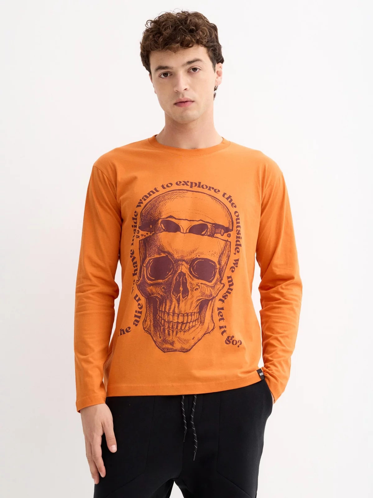 Camiseta estampado calavera alien teja vista media frontal