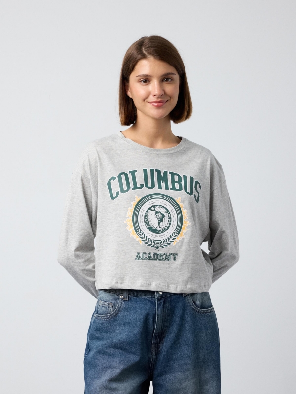 Camiseta cropped college gris claro vista media frontal