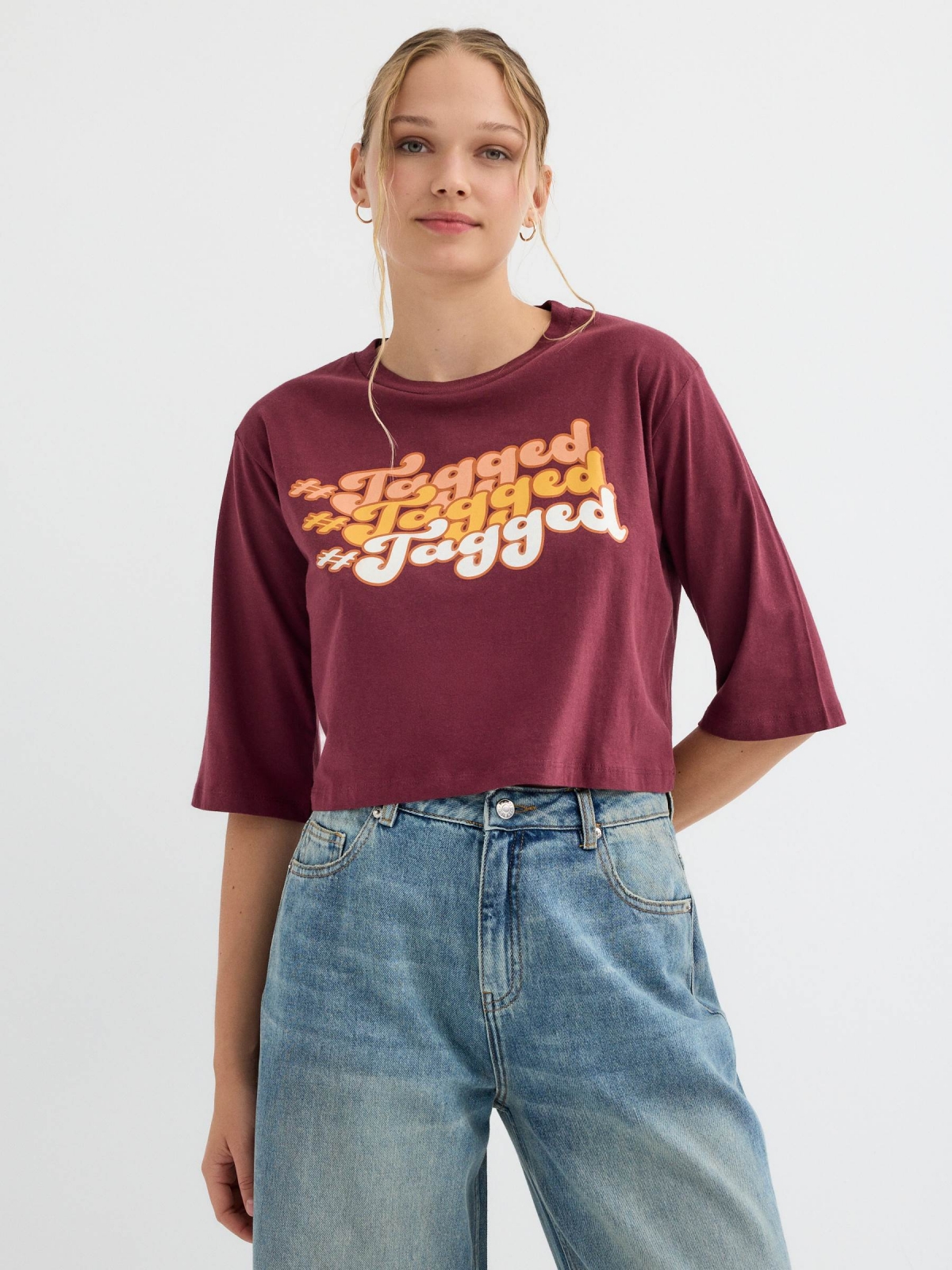 T-shirt with print burgundy middle front view