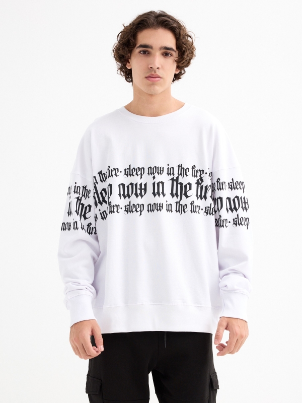 Camisola sem capuz com texto branco vista meia frontal