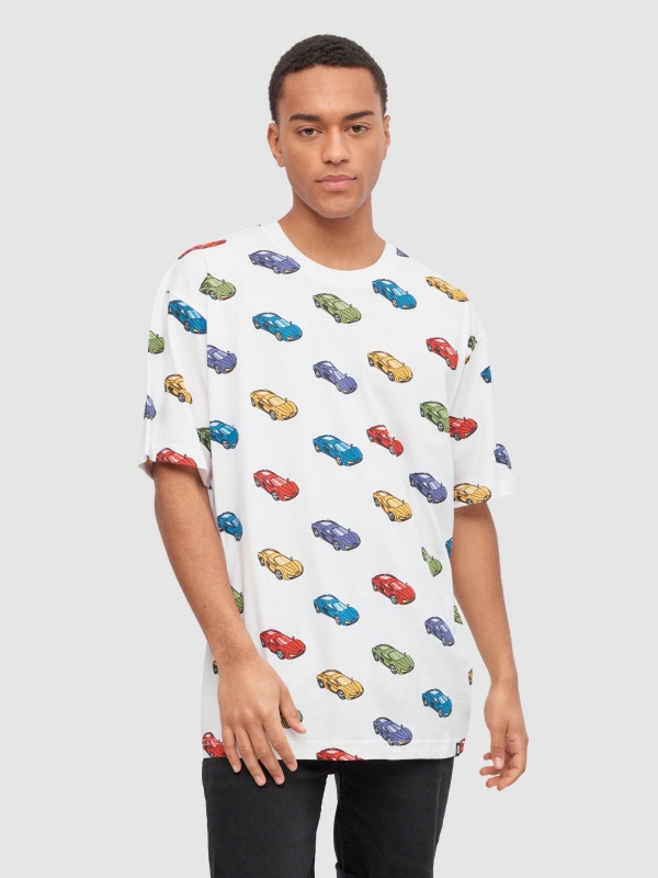 Camiseta oversize coches blanco vista media frontal