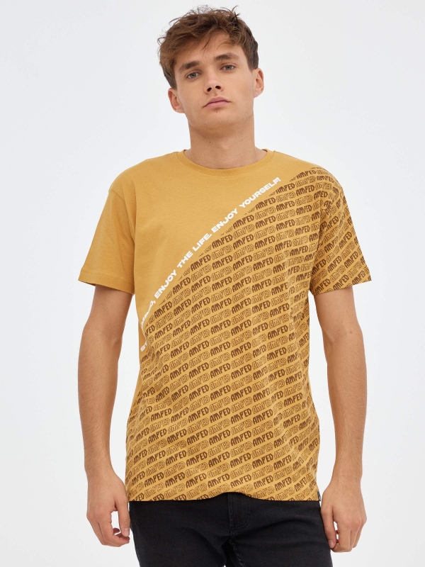 Camiseta texto diagonal ocre vista media frontal