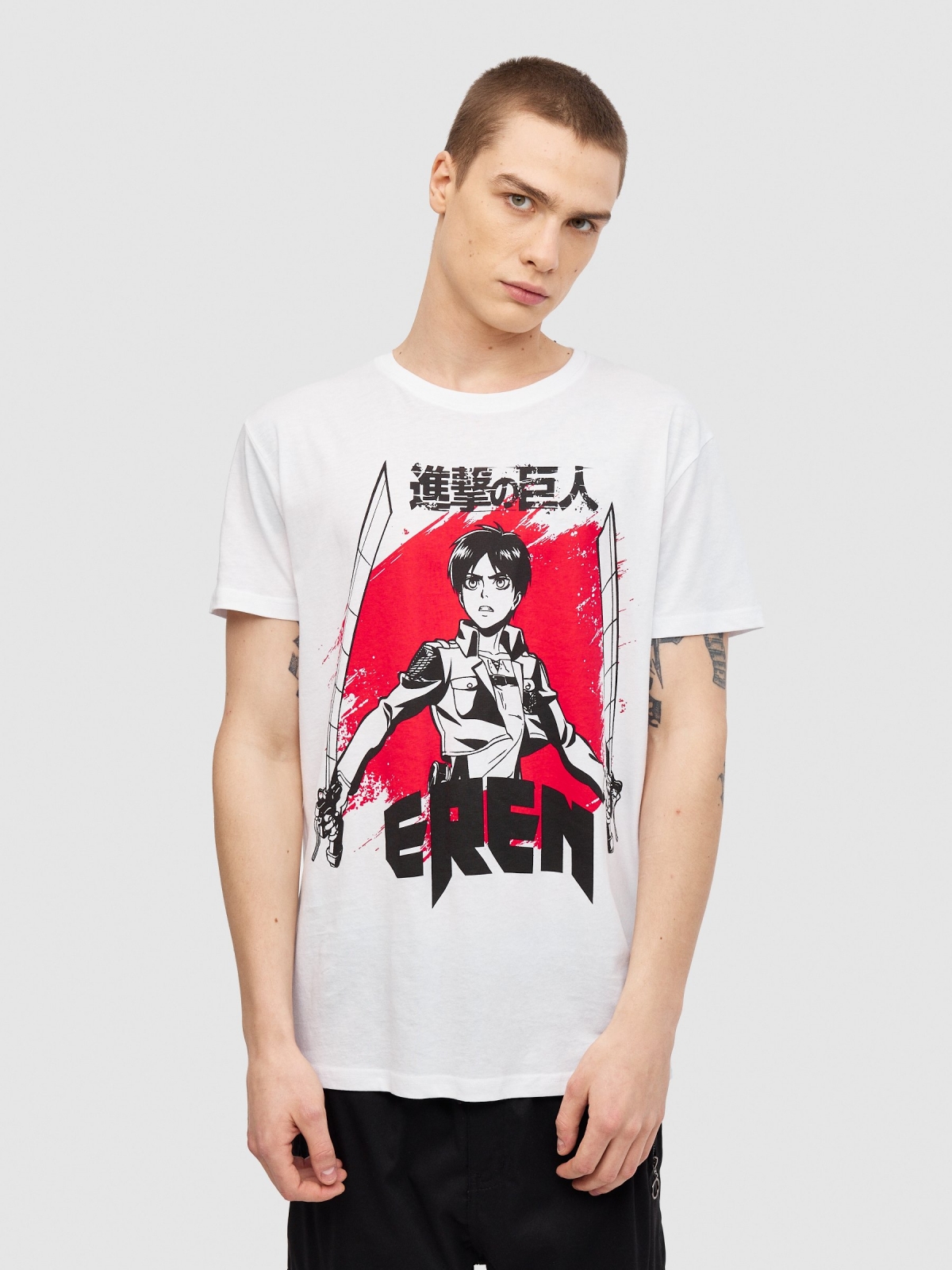 T-shirt Attack on Titan branco vista meia frontal