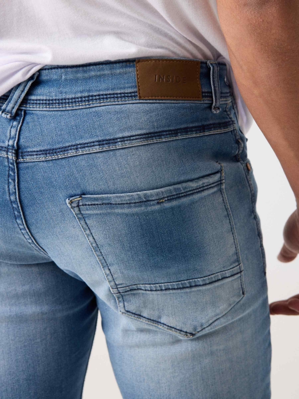 Jeans slim efeito lavado azul azul aço vista detalhe