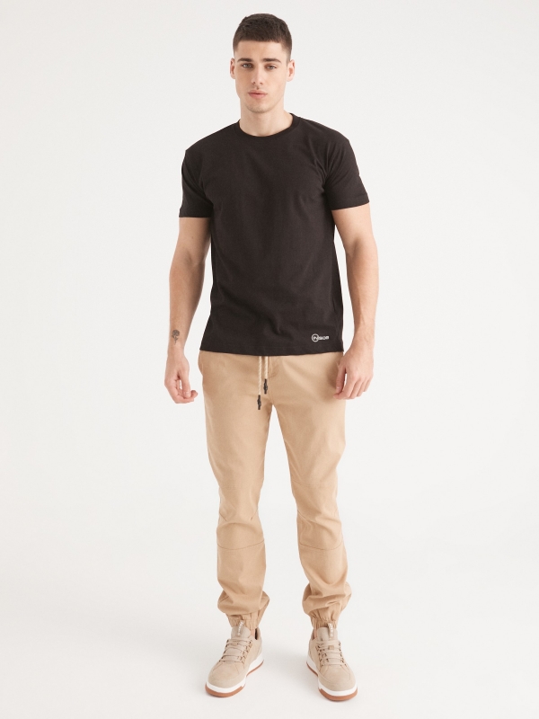 Pantalón jogger costuras beige vista general frontal