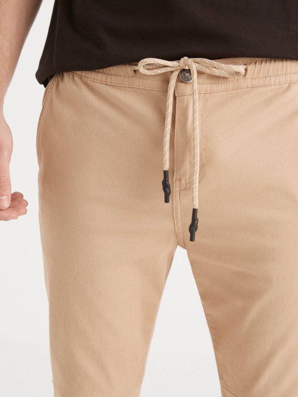 Pantalón jogger costuras beige vista detalle