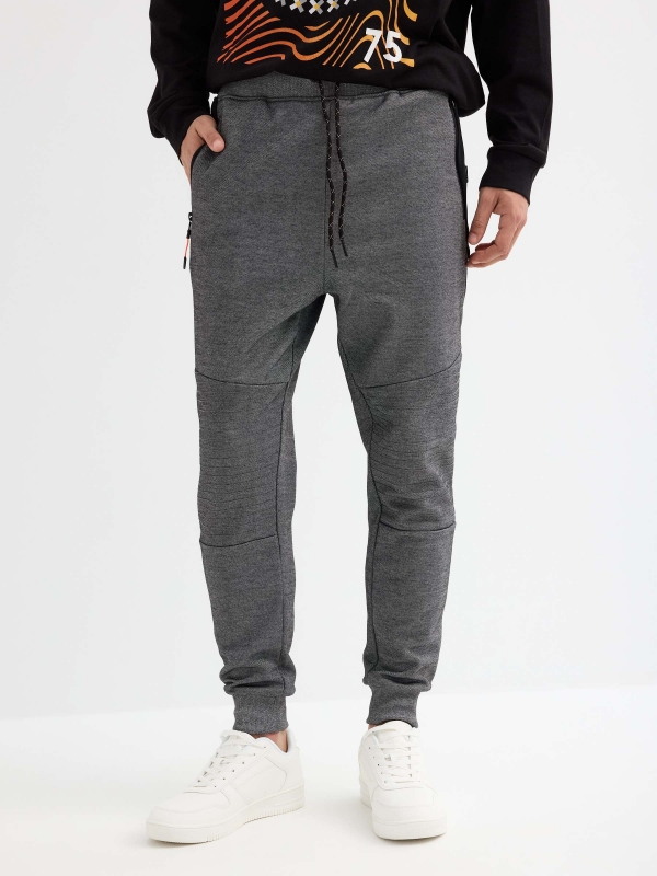 Pantalón jogger gris combinado plomo vista media frontal