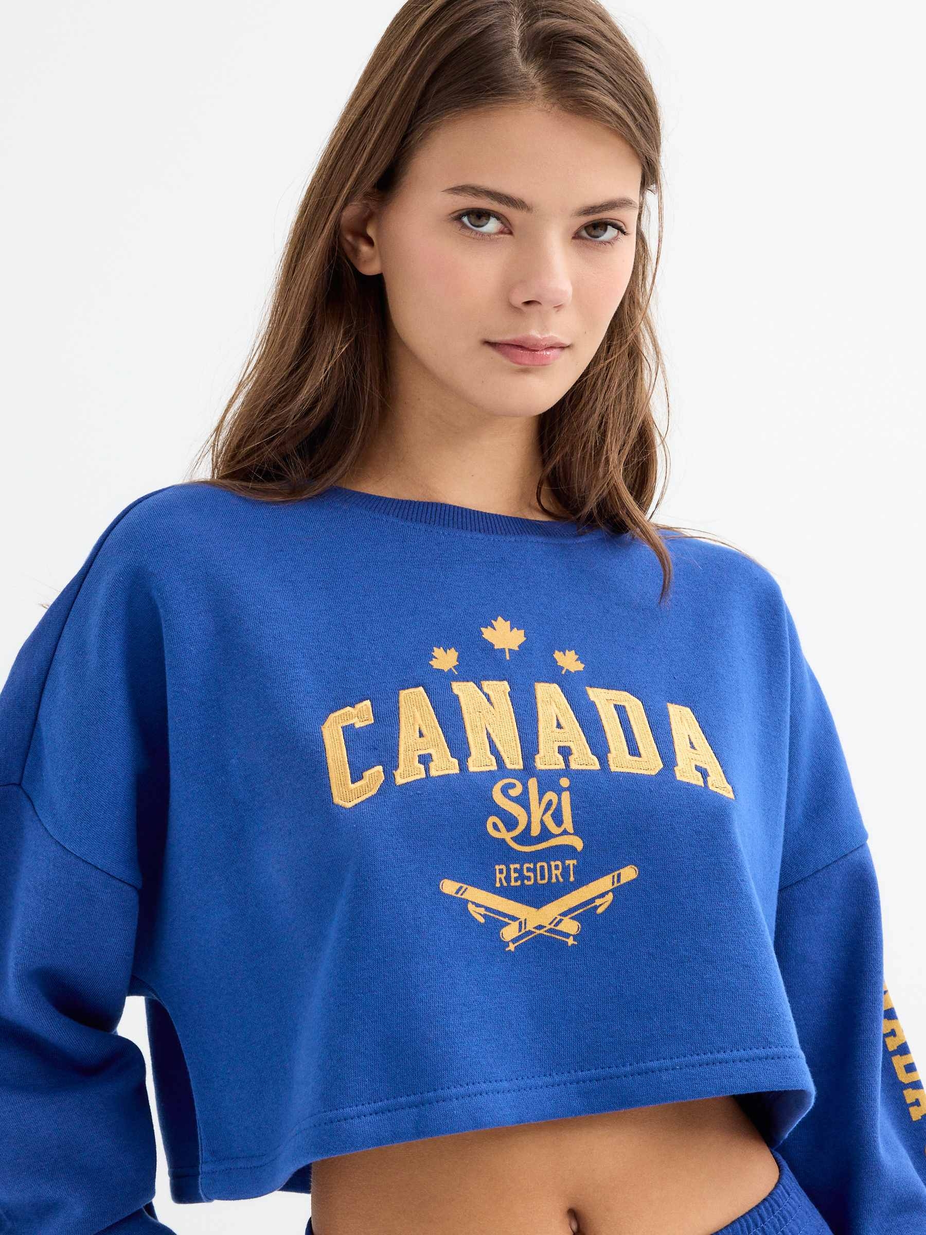 Sweatshirt cropped estampa Canadá índigo vista meia frontal