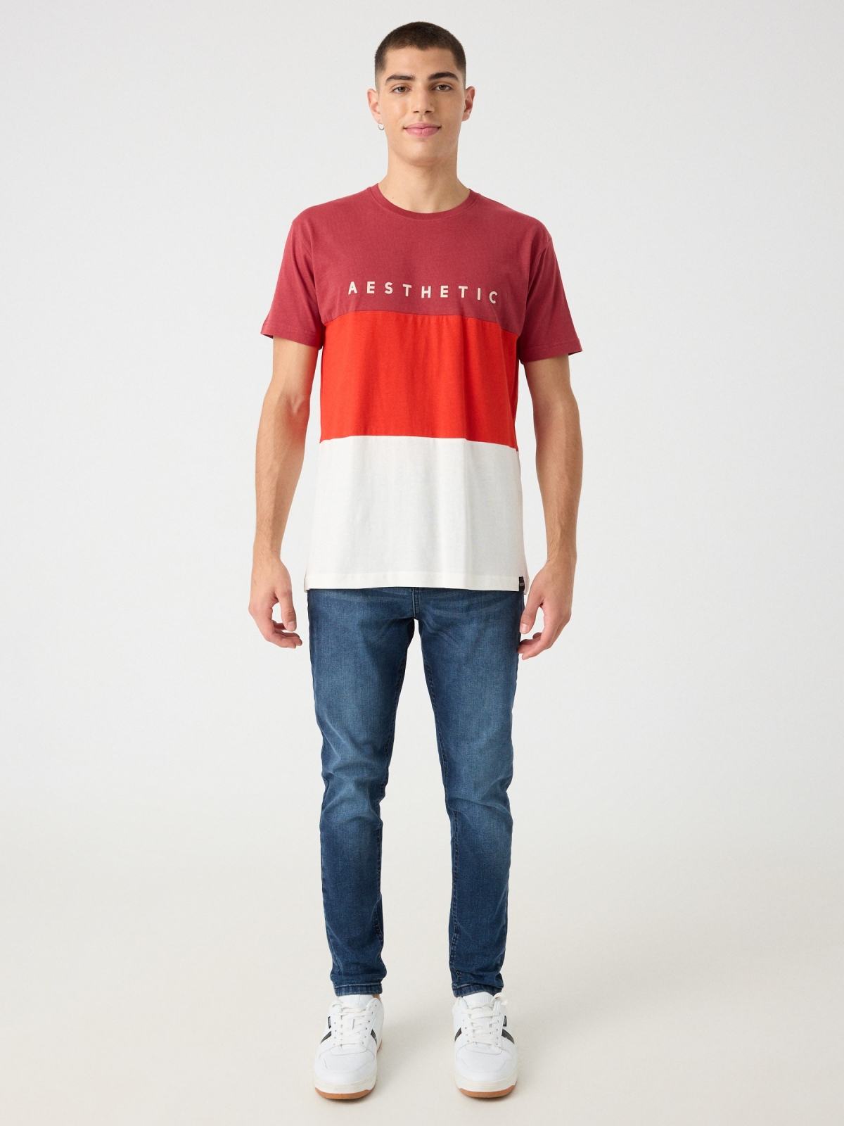 Camiseta color block print texto granate vista general frontal