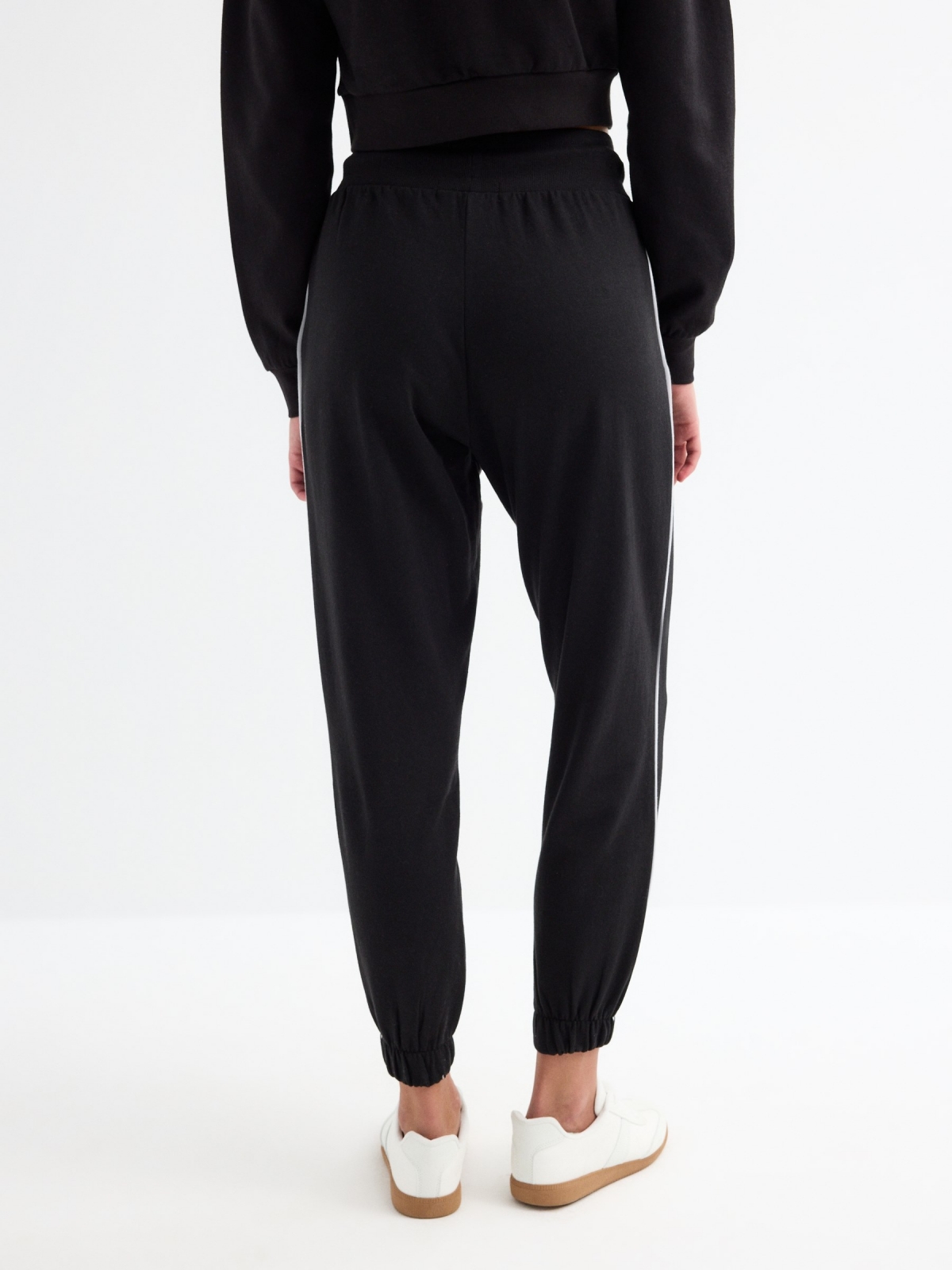 Pantalón jogger negro vista media trasera