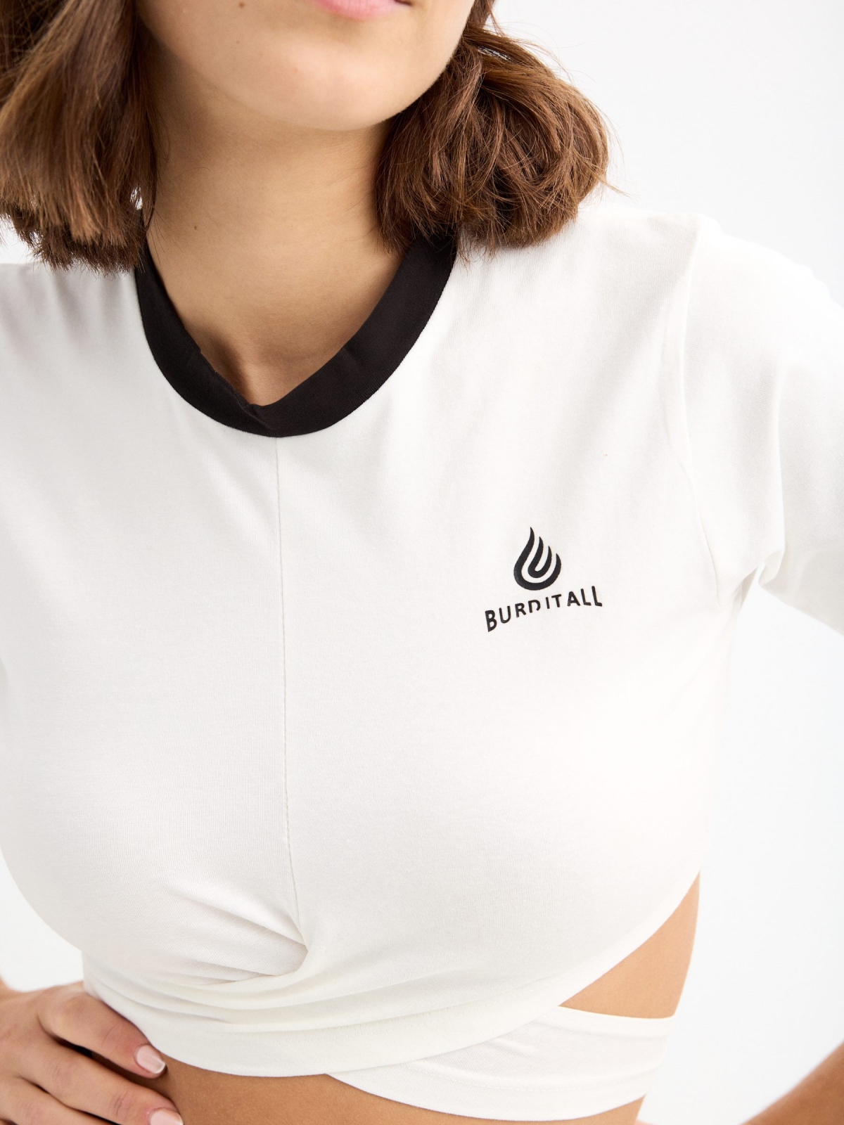 Camiseta cropped blanca cut out blanco roto vista detalle