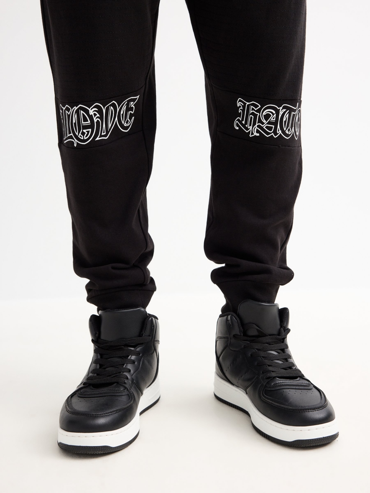 Jogger pants black detail view