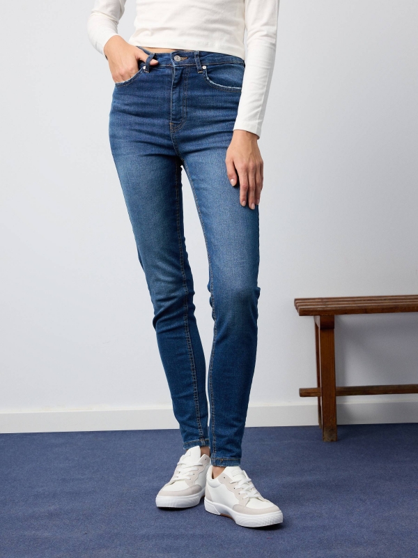 Jeans skinny cintura alta efeito lavado azul marinho vista meia frontal