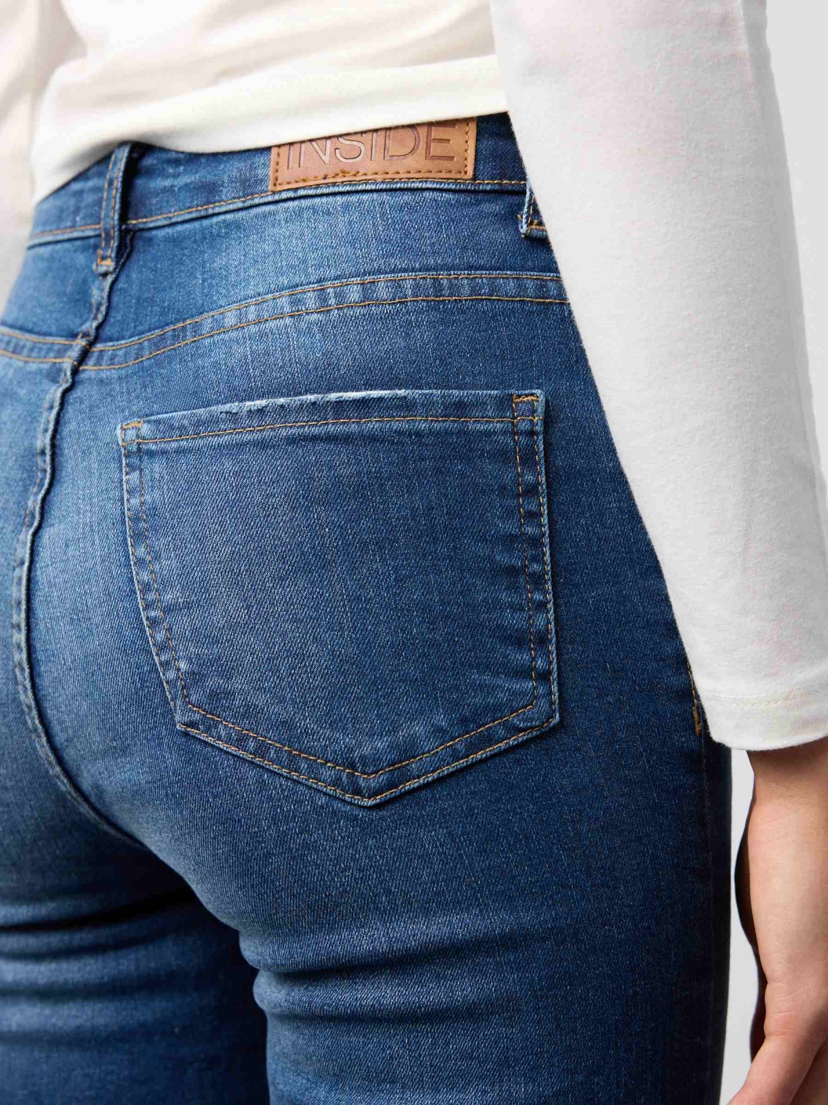 Jeans skinny cintura alta efeito lavado azul marinho vista detalhe