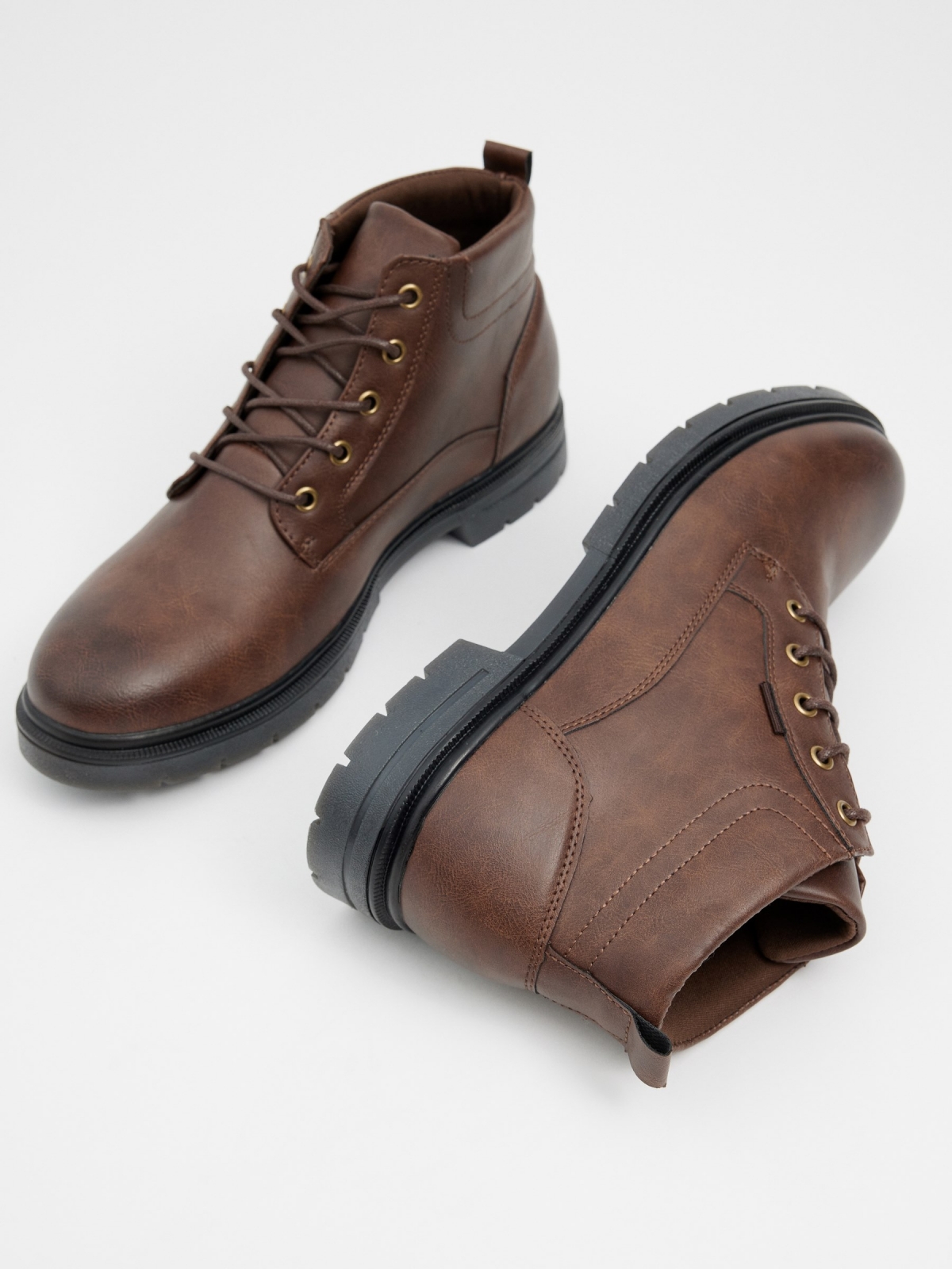 Bota marrón efecto piel cordones chocolate vista detalle