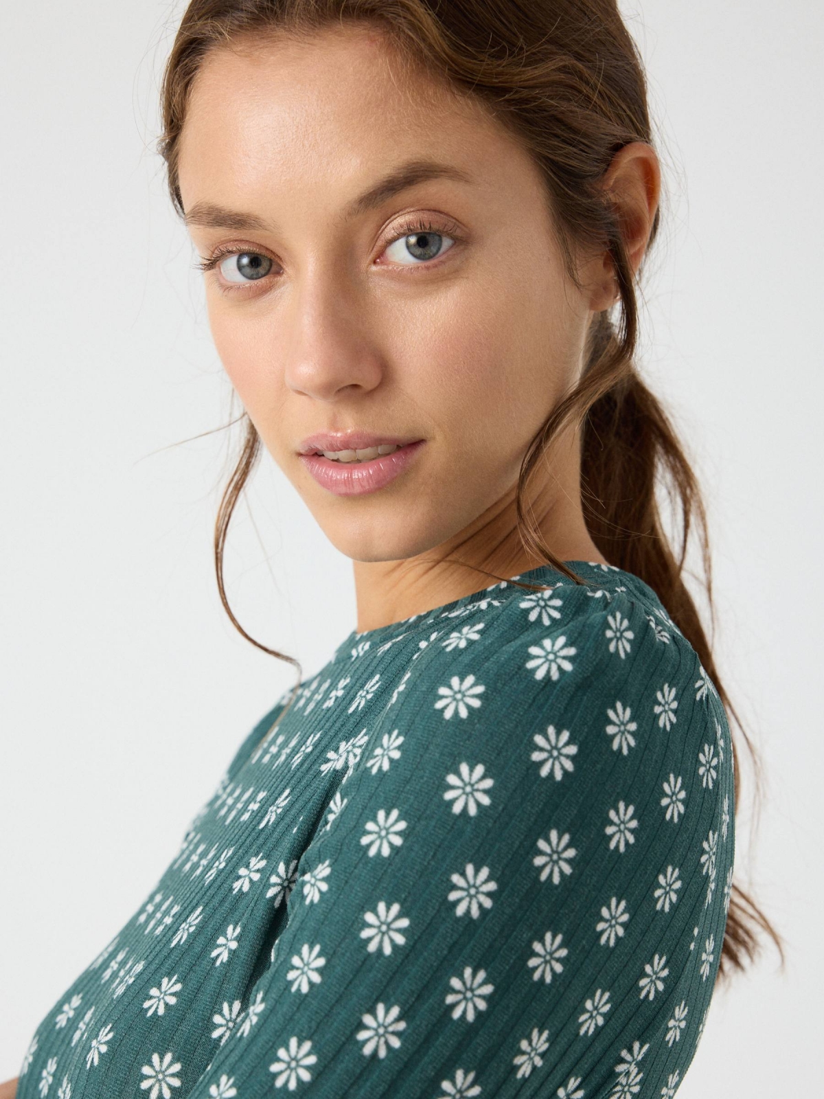 Vestido canelado com estampa de margaridas verde escuro vista detalhe