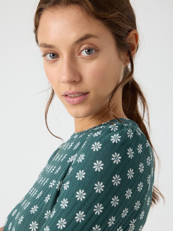 Vestido canelado com estampa de margaridas verde escuro vista detalhe