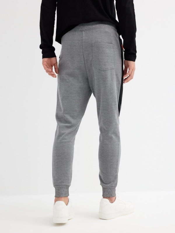 Pantalón jogger negro vista media trasera