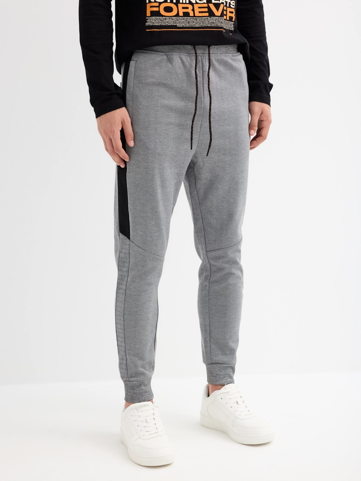 Pantalón jogger negro vista detalle