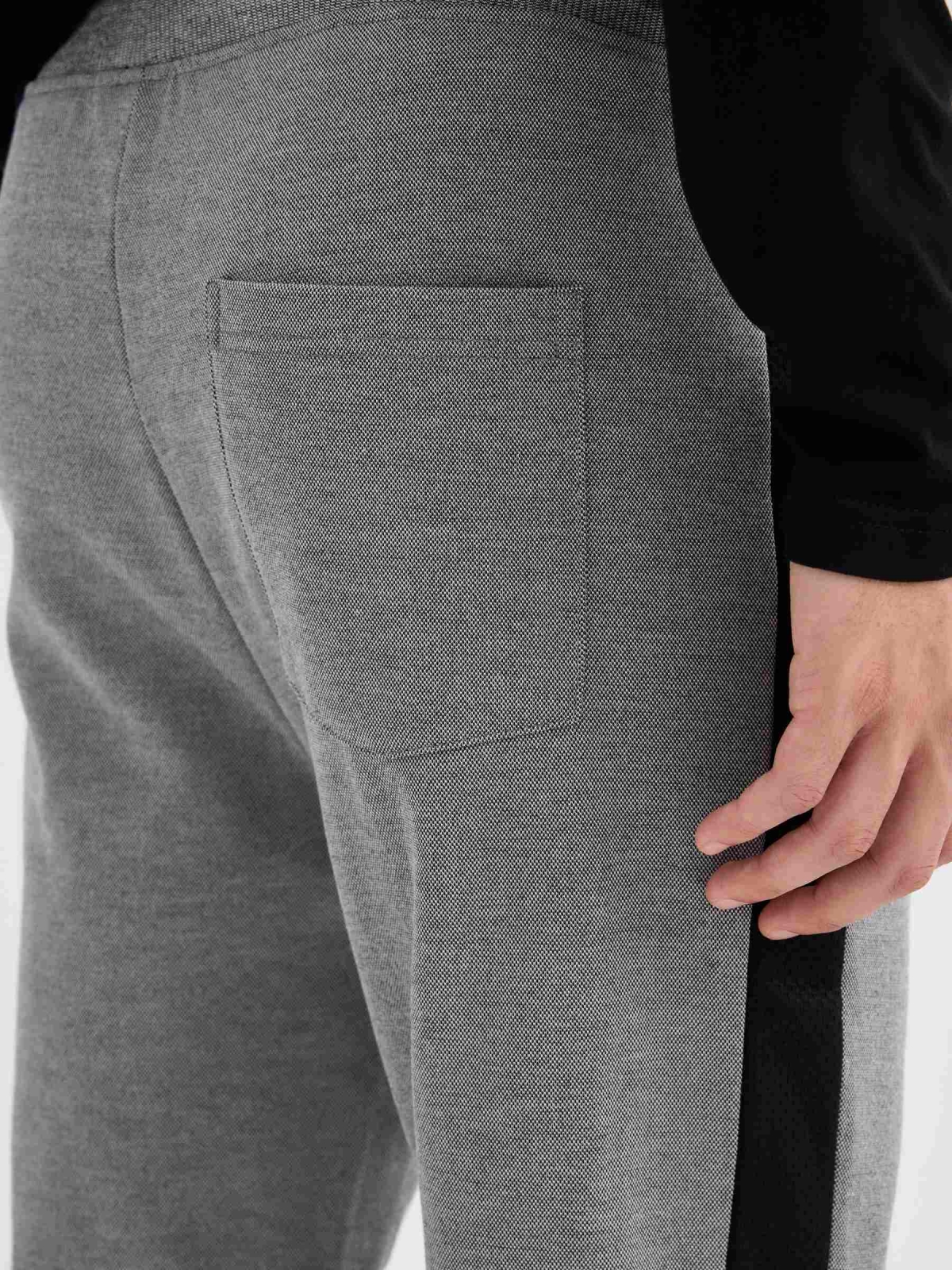 Pantalón jogger negro vista detalle