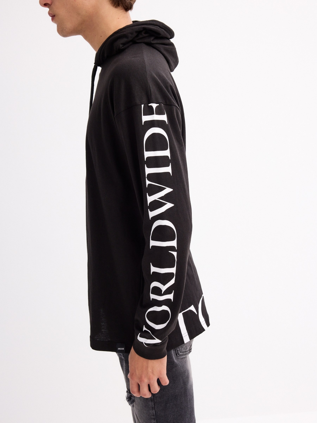 Long-sleeve t-shirt with hood black detail view