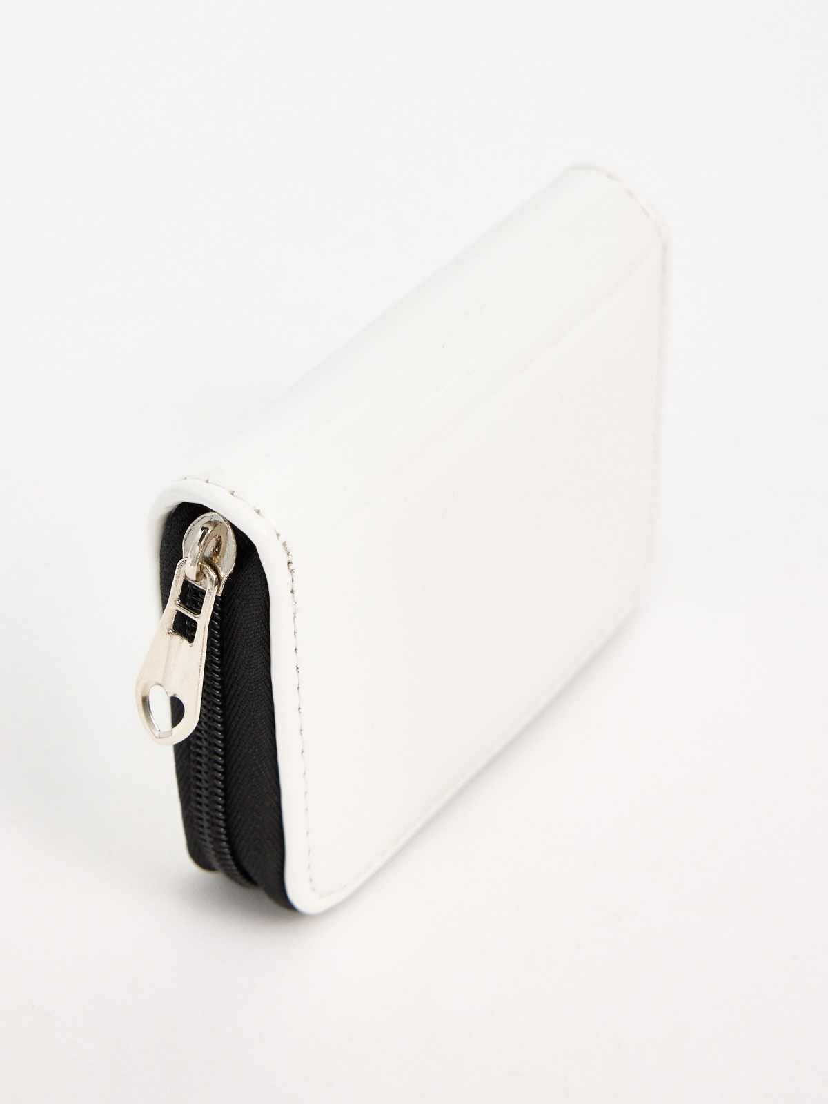 Zipped patent leather purse white detail view