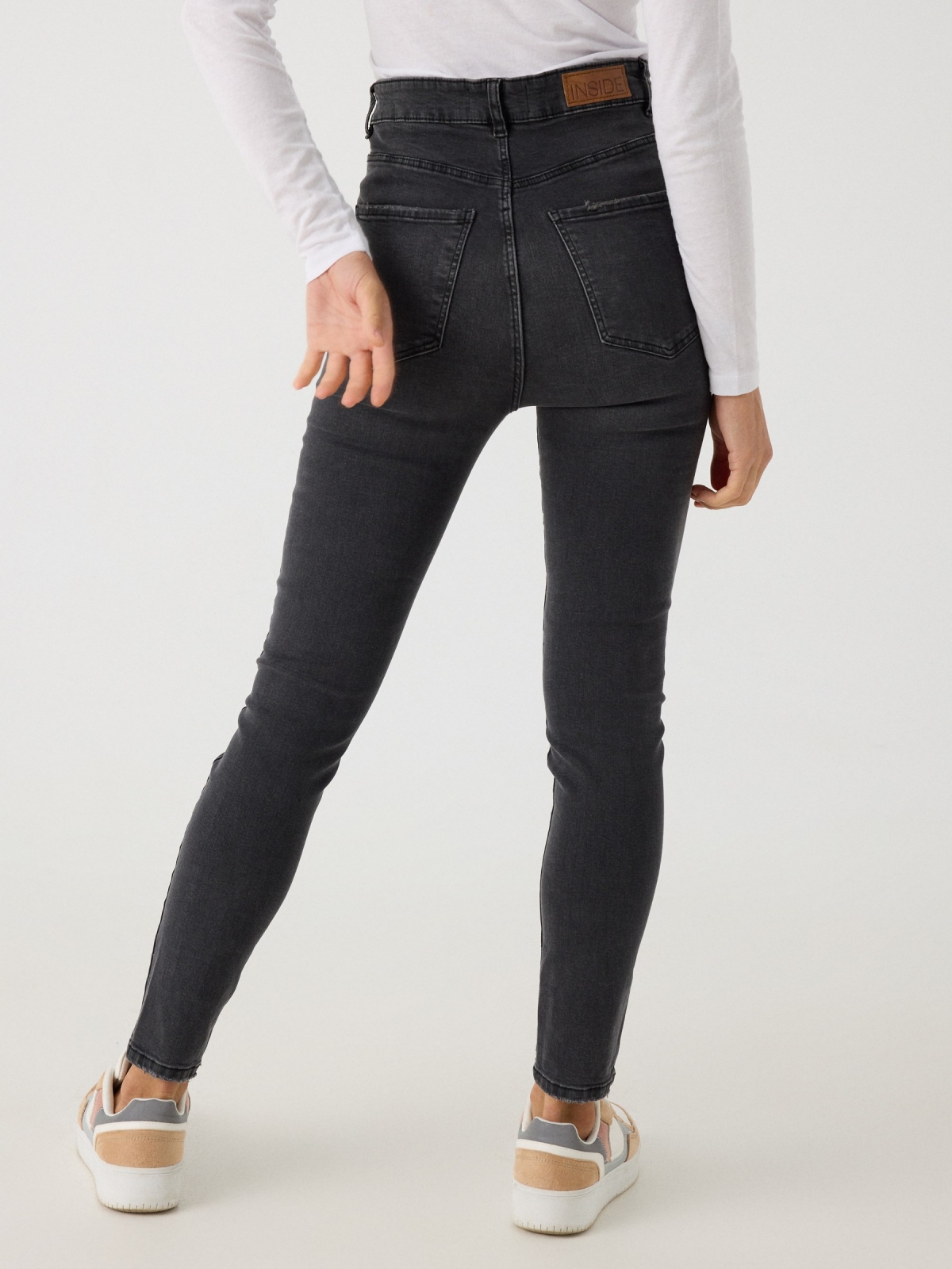 Jeans skinny tiro alto negro efecto lavado negro vista media trasera