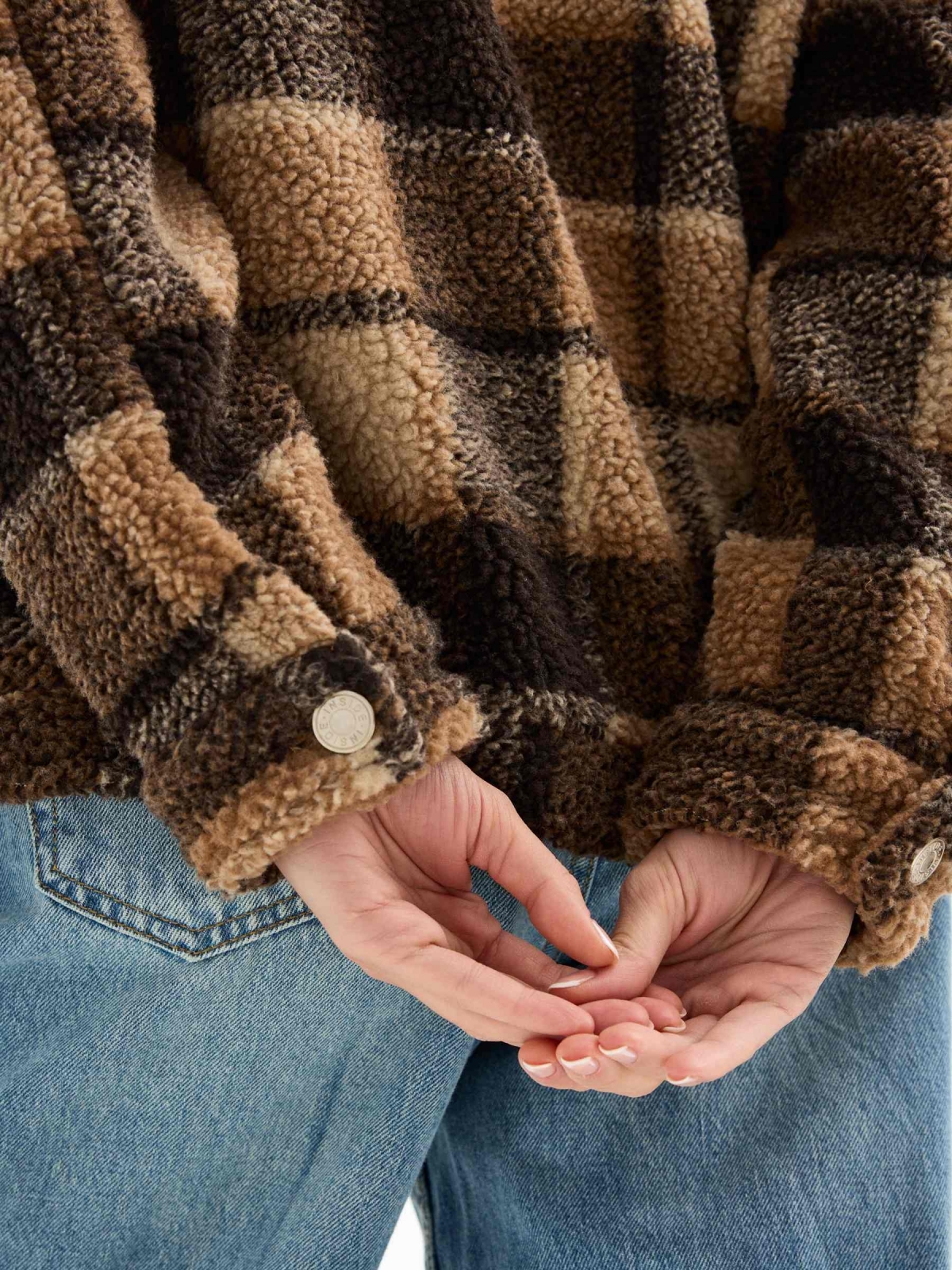 Fleece jacket plaid brown detail view