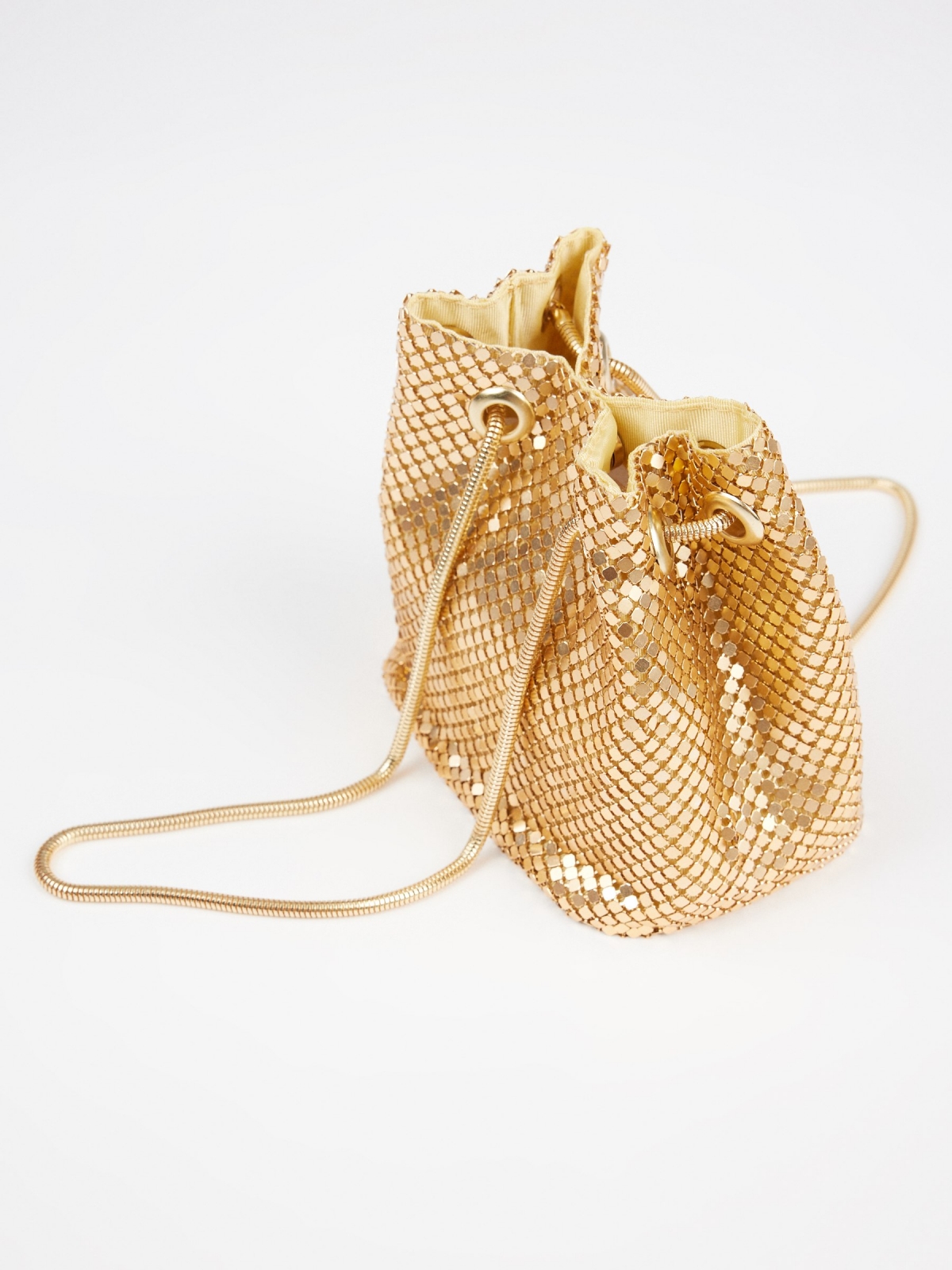 Bolsa balde metálica dourado vista detalhe