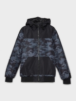 %Pto% Cazadora capucha print camuflaje negro vista frontal