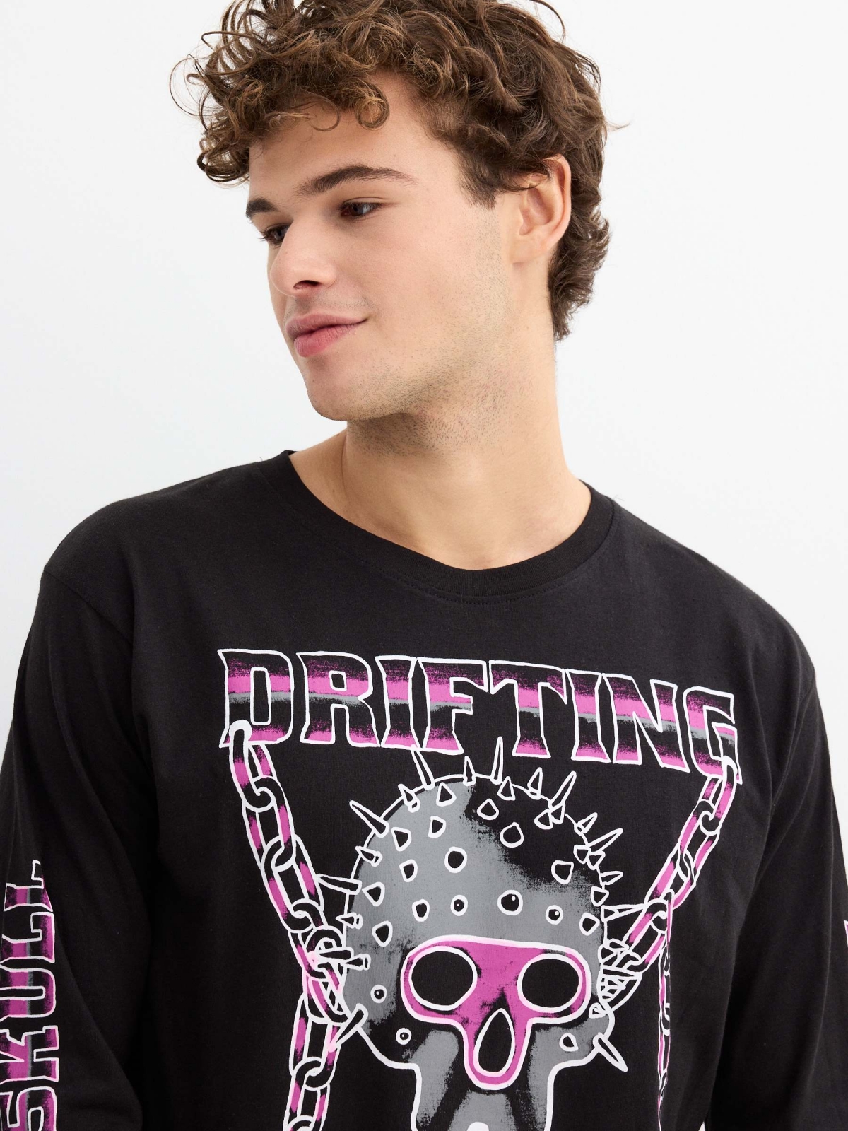 T-shirt estampada em punk skull preto vista detalhe