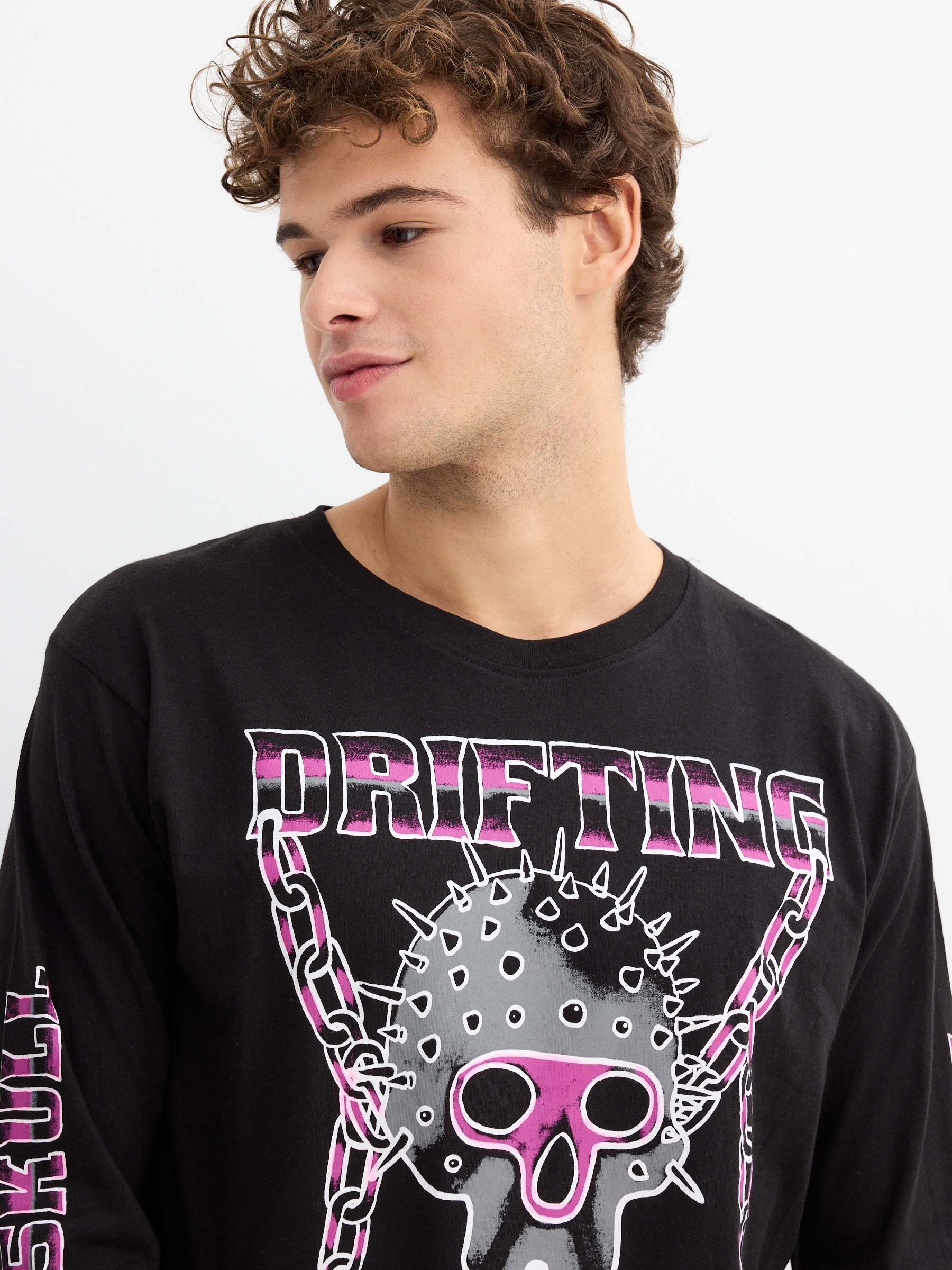 T-shirt estampada em punk skull preto vista meia frontal