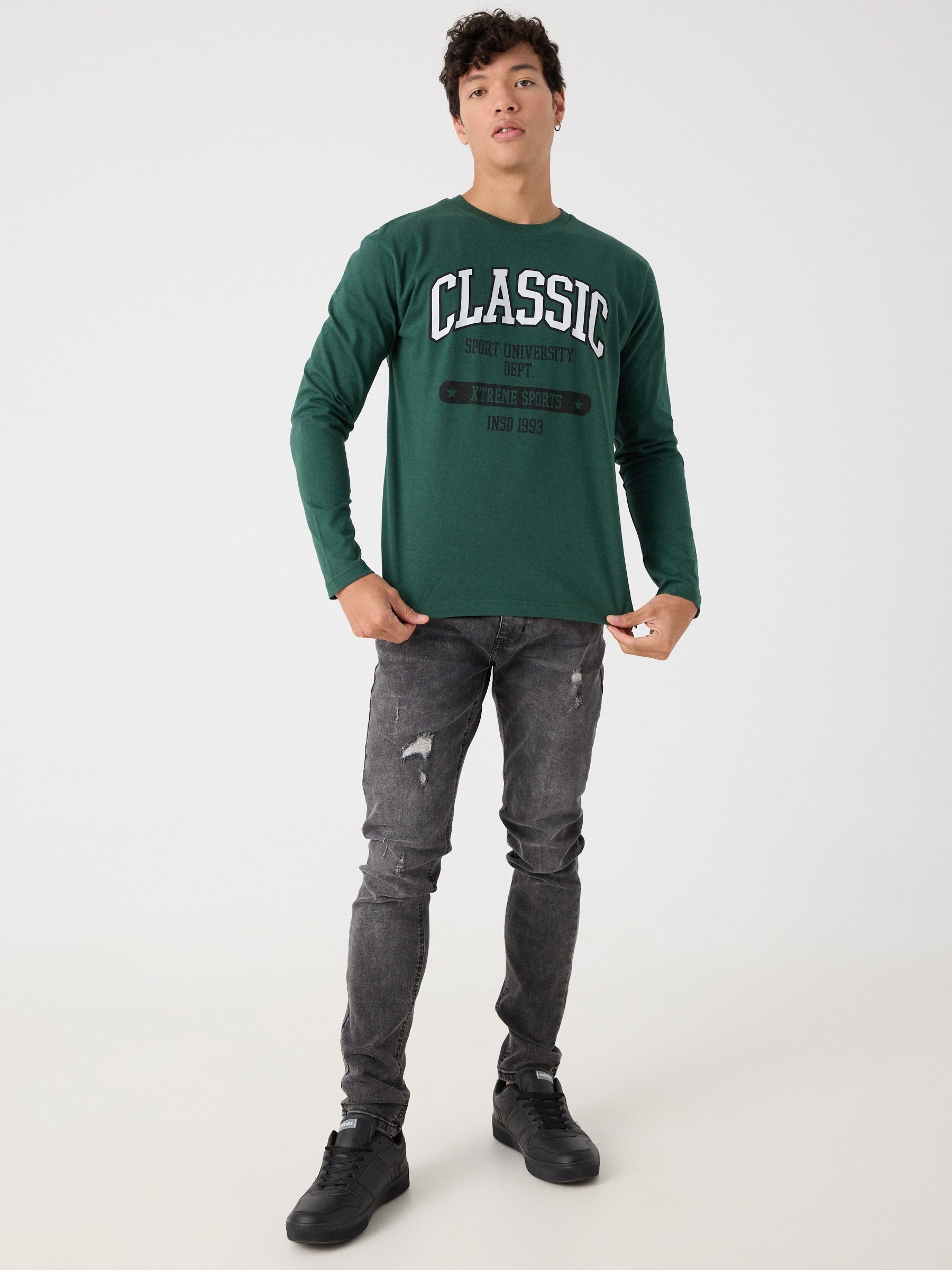 T-shirt com estampa universitária verde escuro vista meia frontal