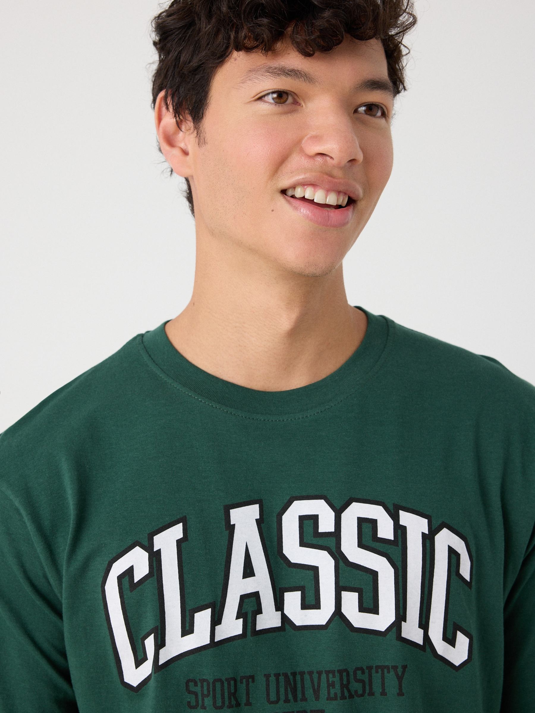 T-shirt com estampa universitária verde escuro vista meia frontal