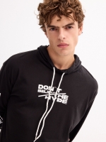 %Pto% Camiseta capucha estampada negro