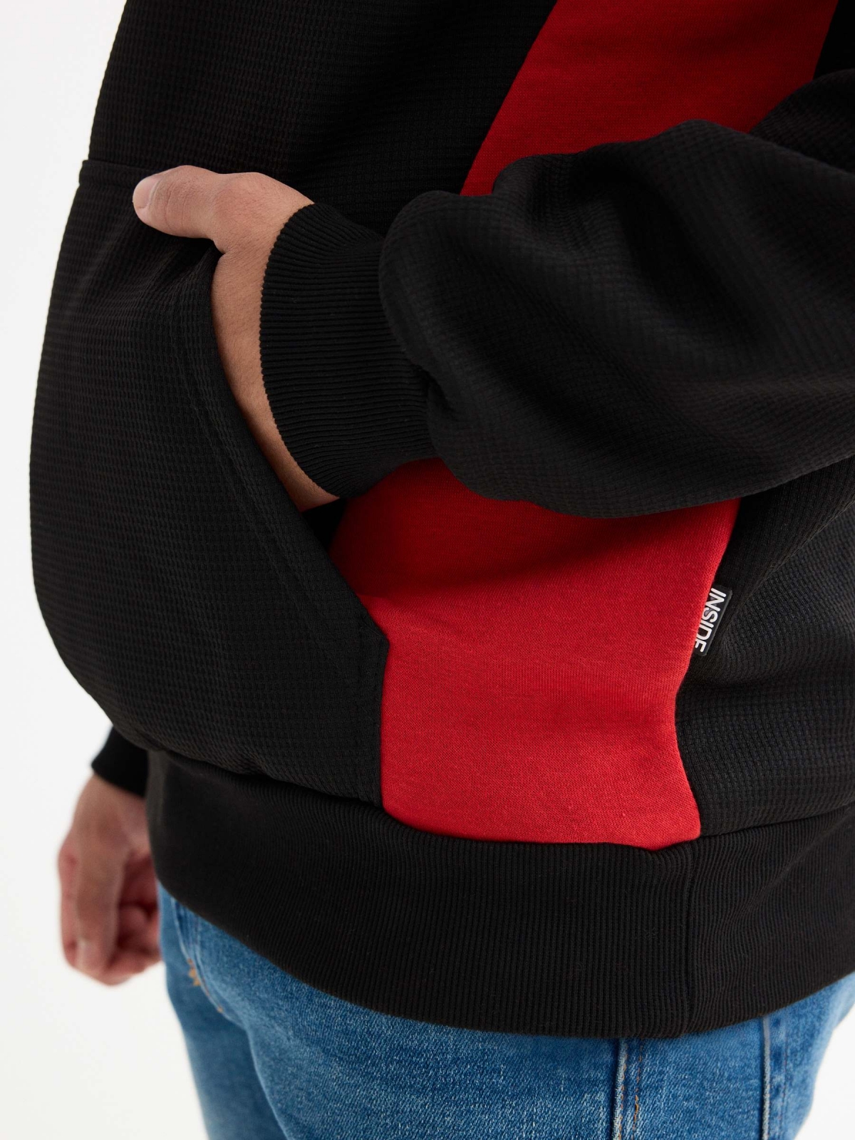 Hoodie color block com bolso preto vista detalhe