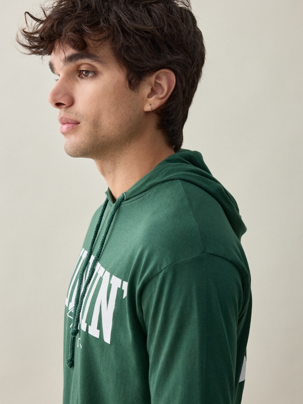 Camiseta college capucha verde vista detalle